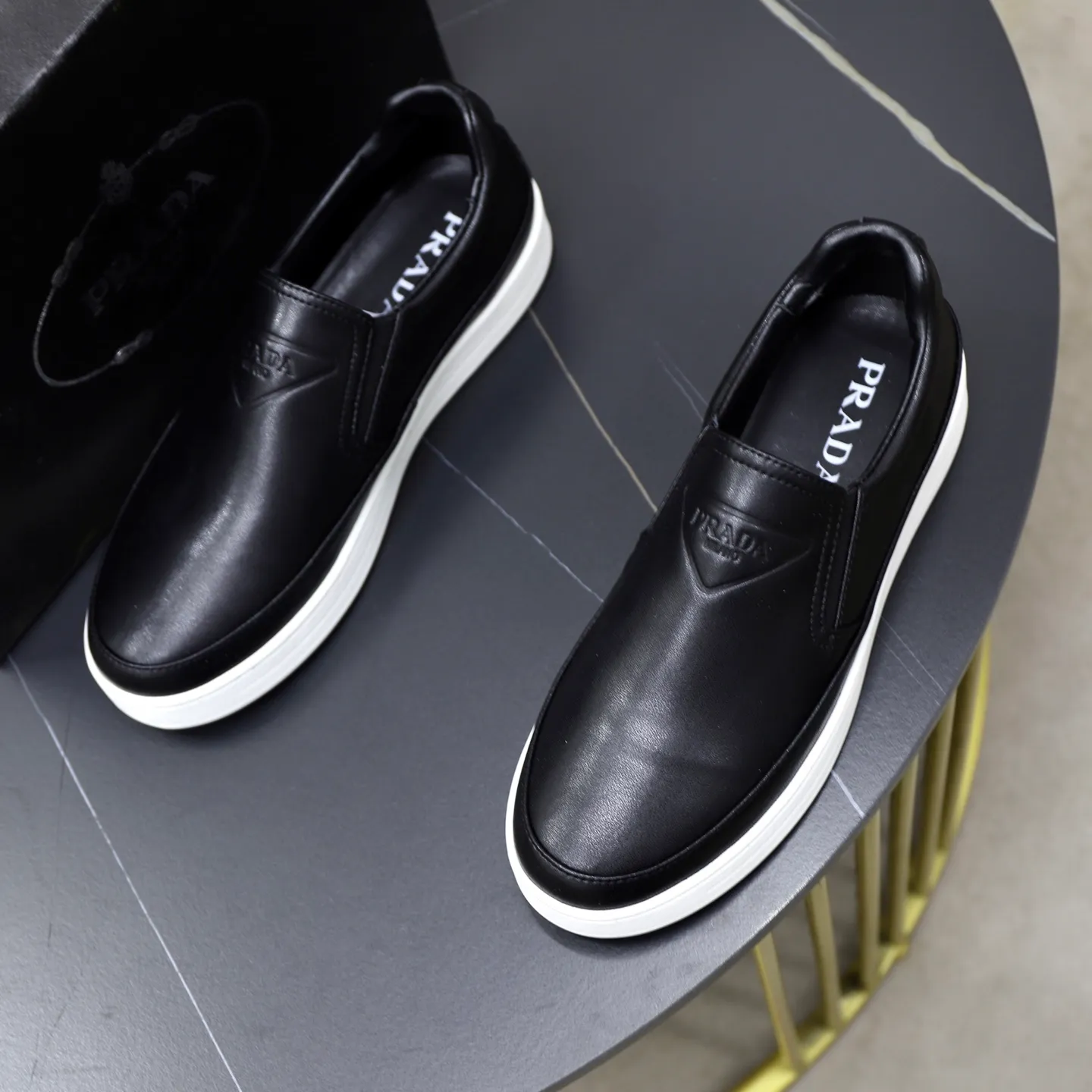 Ex-factory price: 420💰🙅‍♂️🙅‍♂️🙅‍♂️ Brand: PRADA Standard code: 38-44 (45 customized) Grade: Same as the official website Material: Original leather splicing, comfortable and breathable lining, original wear-resistant outsole Style category: Men's fashionable casual shoes, running shoes, noble luxury brand elements, top luxury Color: actual picture color